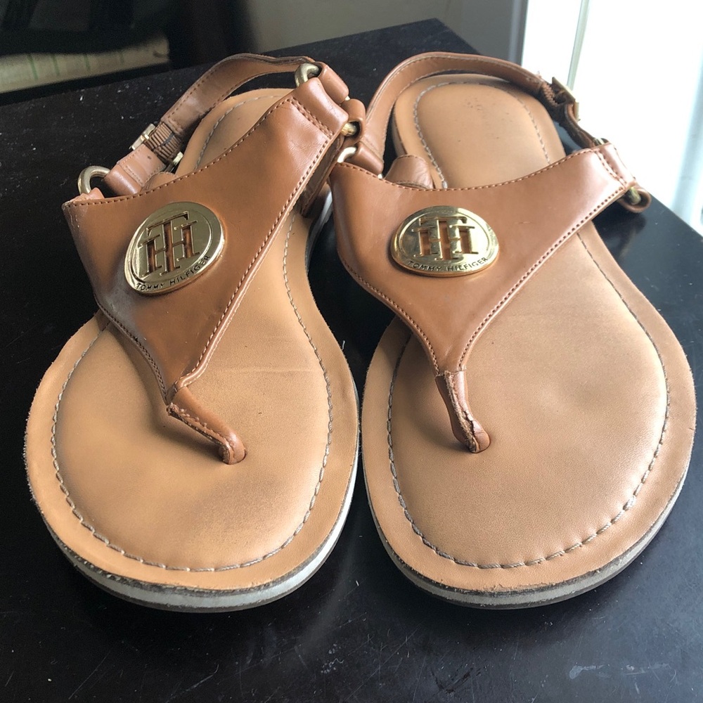 Tommy Hilfiger tan flipflop type sandals size 9.5